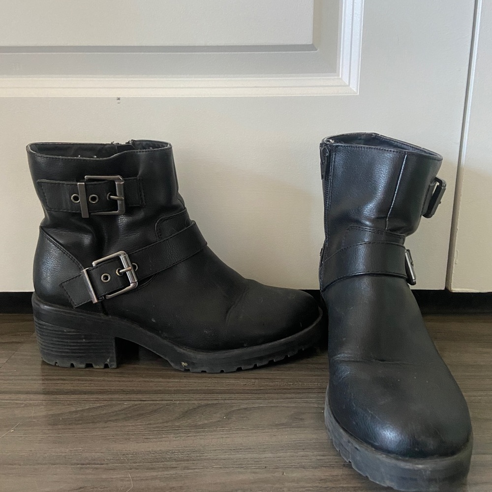 Size 10 Black Buckle Universal Threads Heeled Boot